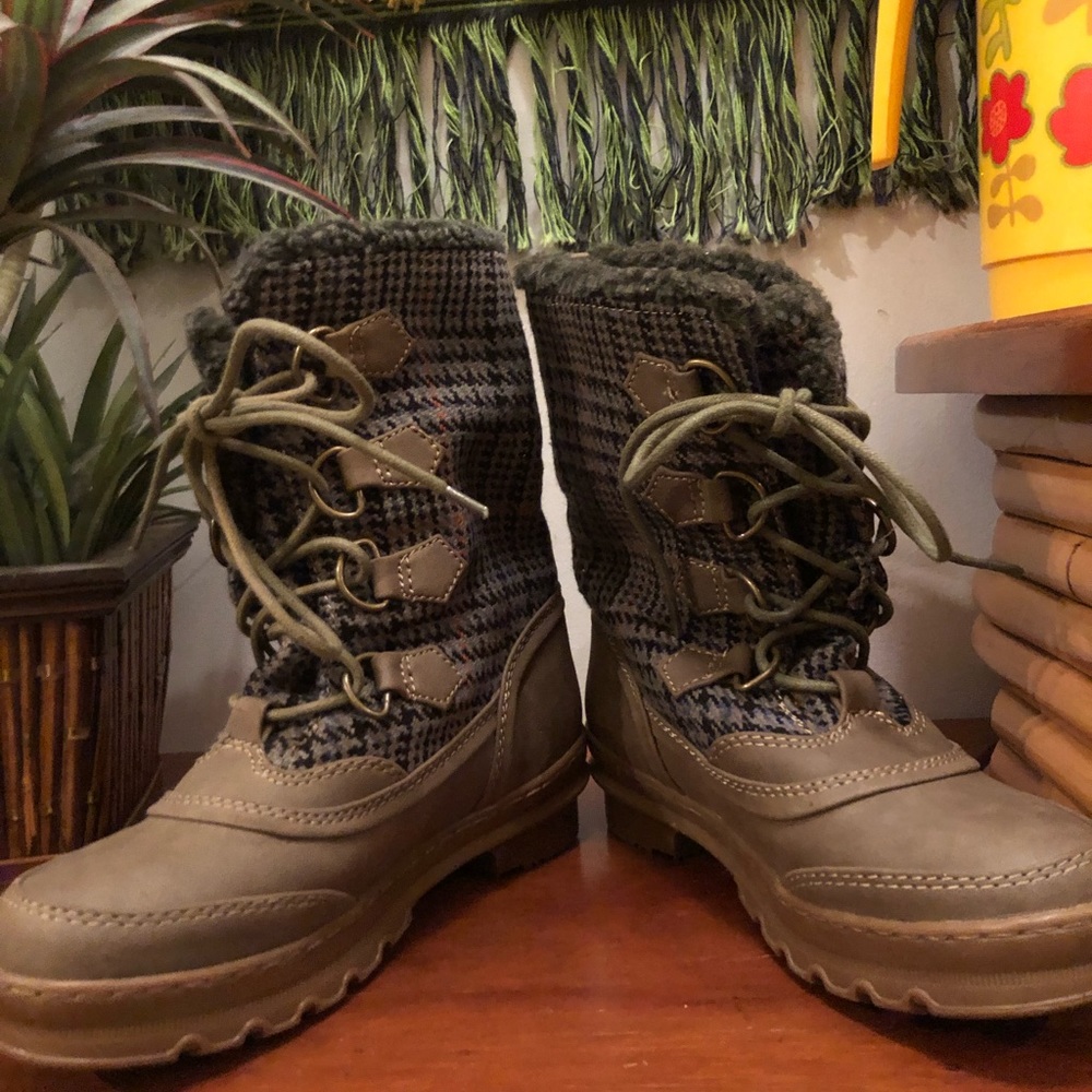 NWOT Nine West houndstooth khaki all-weather waterproof rain and snow boot